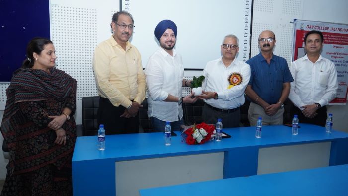 à¤¡à¥€à¤à¤µà¥€ à¤•à¥‰à¤²à¥‡à¤œ à¤¨à¥‡ à¤—à¥à¤°à¤¾à¤‡à¤‚à¤¡ à¤¶à¤¾à¤‡à¤¨ à¤”à¤° à¤•à¥à¤°à¤¿à¤à¤Ÿ à¤¯à¥‹à¤° à¤¸à¤•à¥à¤¸à¥‡à¤¸ à¤¸à¥à¤Ÿà¥‹à¤°à¥€ à¤ªà¤° à¤ªà¥à¤°à¥‡à¤°à¤• à¤¸à¤¤à¥à¤° à¤•à¤¾ à¤†à¤¯à¥‹à¤œà¤¨ à¤•à¤¿à¤¯à¤¾