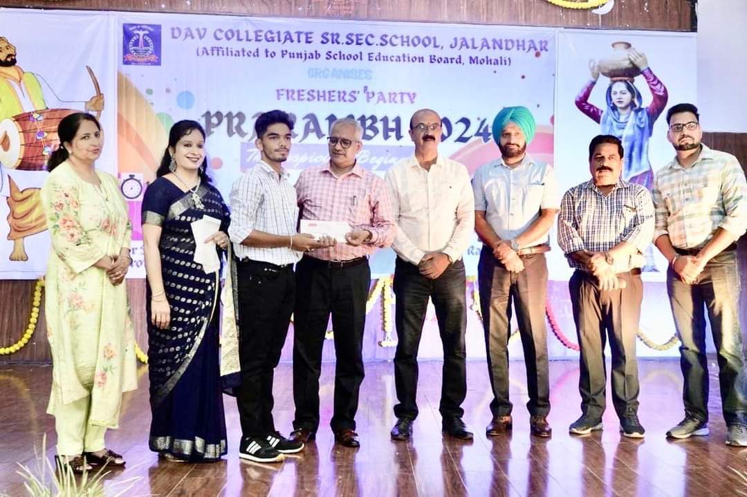 à¤¡à¥€à¤à¤µà¥€ à¤•à¥‰à¤²à¥‡à¤œà¤¿à¤à¤Ÿ à¤¸à¥€à¤¨à¤¿à¤¯à¤° à¤¸à¥‡à¤•à¥‡à¤‚à¤¡à¤°à¥€ à¤¸à¥à¤•à¥‚à¤² à¤®à¥‡à¤‚ à¤«à¥à¤°à¥‡à¤¶à¤°à¥à¤¸ à¤ªà¤¾à¤°à¥à¤Ÿà¥€ à¤•à¤¾ à¤†à¤¯à¥‹à¤œà¤¨ à¤•à¤¿à¤¯à¤¾ à¤—à¤¯à¤¾