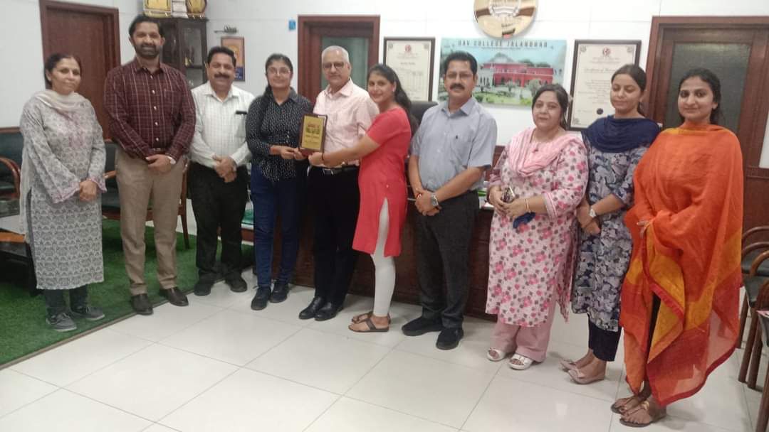 à¤¡à¥€à¤à¤µà¥€ à¤•à¥‰à¤²à¥‡à¤œ à¤œà¤¾à¤²à¤‚à¤§à¤° à¤•à¥€ à¤›à¤¾à¤¤à¥à¤°à¤¾à¤à¤‚ à¤¯à¥‚à¤¨à¤¿à¤µà¤°à¥à¤¸à¤¿à¤Ÿà¥€ à¤®à¥‡à¤°à¤¿à¤Ÿ à¤¸à¥‚à¤šà¥€ à¤®à¥‡à¤‚ à¤ªà¥à¤°à¤¥à¤® à¤µ à¤¦à¥à¤µà¤¿à¤¤à¥€à¤¯ à¤¸à¥à¤¥à¤¾à¤¨ à¤ªà¤°
