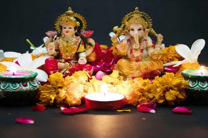 Know about the right direction and installation rules of maa lakshmi and lord ganesha worship in diwali 2024