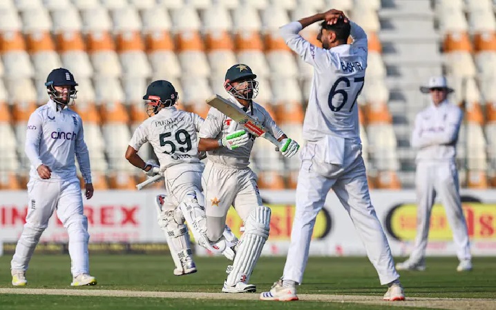 Pakistani pair raised hopes, match against england at an exciting turn