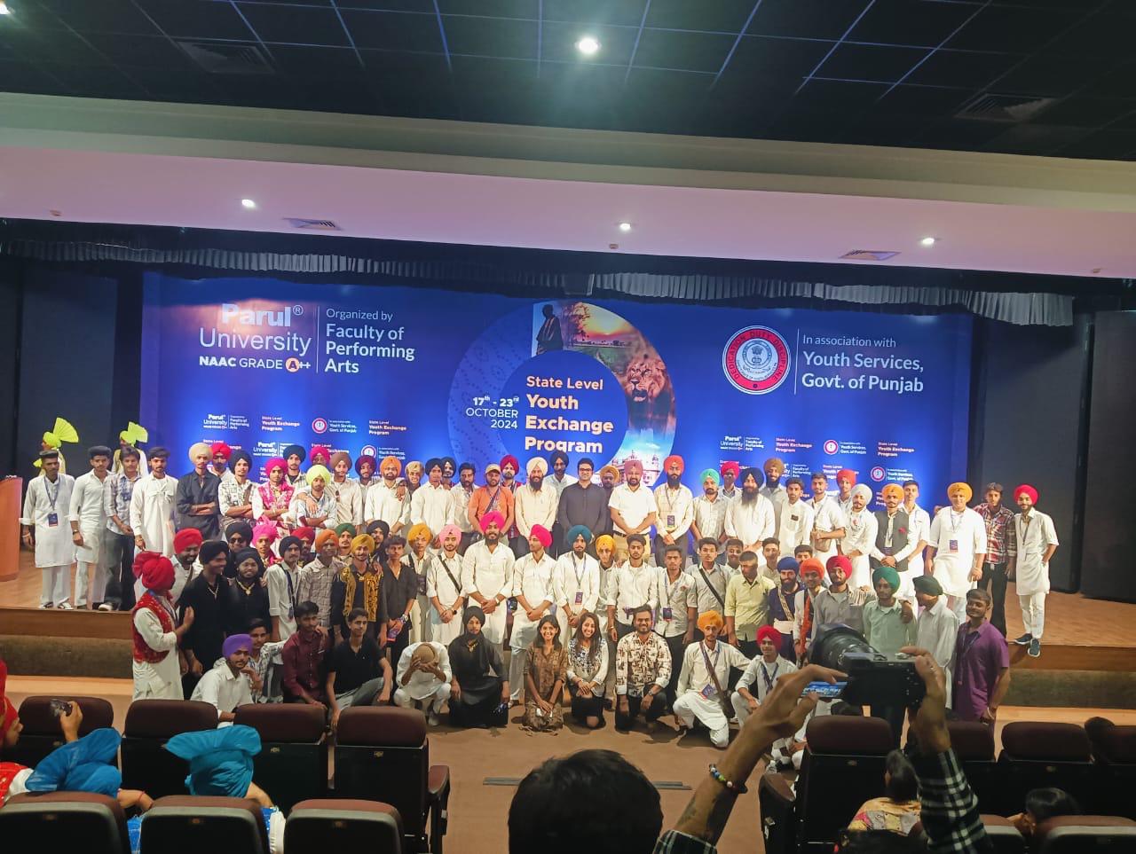 à¤¡à¥€à¤à¤µà¥€ à¤•à¥‰à¤²à¥‡à¤œ à¤œà¤¾à¤²à¤‚à¤§à¤° à¤•à¥‡ à¤µà¤¿à¤¦à¥à¤¯à¤¾à¤°à¥à¤¥à¤¿à¤¯à¥‹à¤‚ à¤¨à¥‡ à¤—à¥à¤œà¤°à¤¾à¤¤ à¤®à¥‡à¤‚ à¤°à¤¾à¤œà¥à¤¯ à¤¸à¥à¤¤à¤°à¥€à¤¯ à¤¯à¥‚à¤¥ à¤à¤•à¥à¤¸à¤šà¥‡à¤‚à¤œ à¤•à¤¾à¤°à¥à¤¯à¤•à¥à¤°à¤® à¤®à¥‡à¤‚ à¤­à¤¾à¤— à¤²à¤¿à¤¯à¤¾