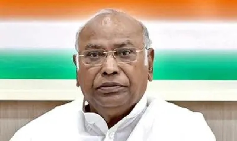 Congress president kharge attacks modi and shah in jharkhand, raises questions on helicopter delay and reserved lounge