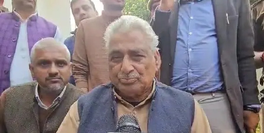 SP leader mata prasad pandey targets the administration, raises questions on police deployment
