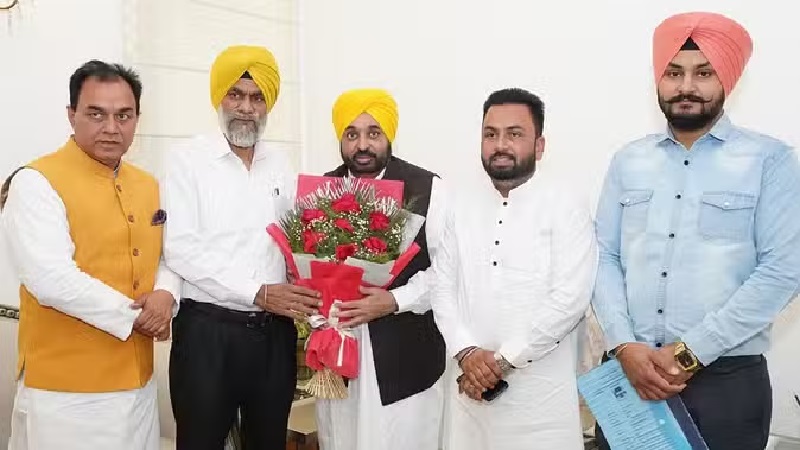 Shock to congress before by-elections, senior leader kulwinder singh rasoolpuri joins AAP