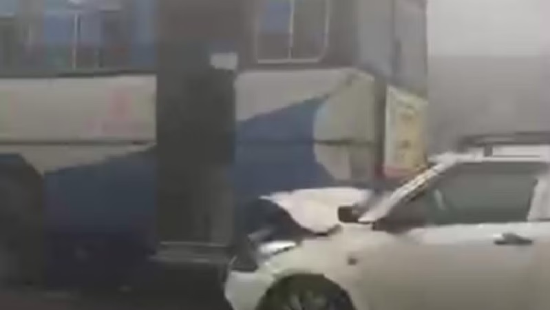 Road accidents due to heavy fog in jalandhar: Truck, bus and car collide on highway, children in school bus scared