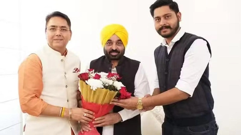 Aam aadmi party made a big change in the punjab organization, Aman arora became the new president