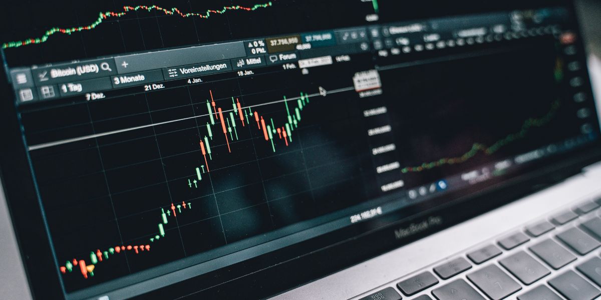 Top Short-Term Stock Picks: Reliance, HDFC Bank Among 9 Stocks for 7-14% Gains