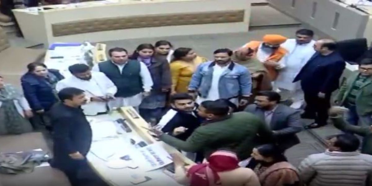 Chandigarh Municipal Corporation Meeting Turns Chaotic: Congress and BJP Councillors Clash