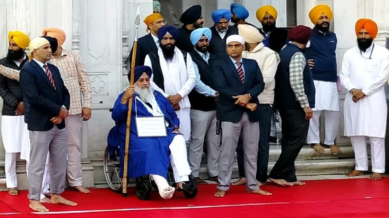 Sukhbir badal reached sri akal takht Sahib with a placard around his neck and a spear in his hand
