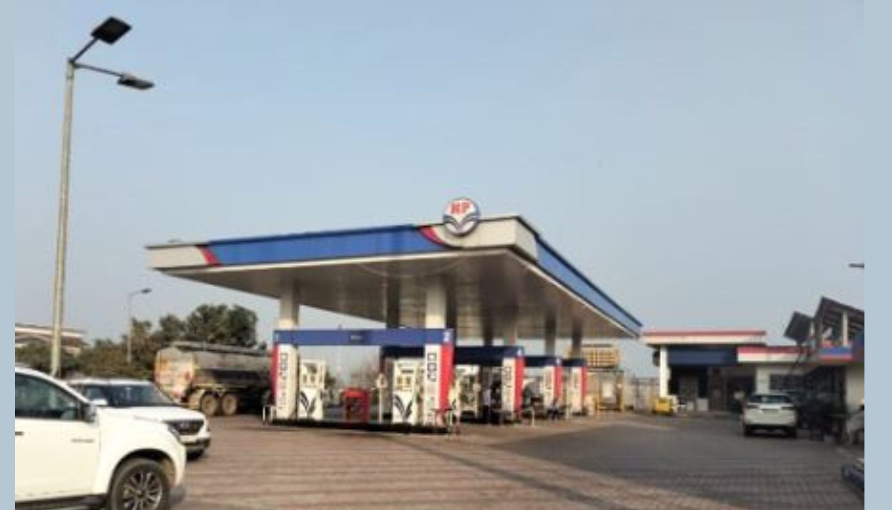 à¤œà¤¾à¤²à¤‚à¤§à¤° à¤ªà¥‡à¤Ÿà¥à¤°à¥‹à¤² à¤ªà¤‚à¤ª à¤ªà¤° à¤²à¥‚à¤Ÿ: à¤¨à¤•à¤¾à¤¬à¤ªà¥‹à¤¶ à¤²à¥à¤Ÿà¥‡à¤°à¥‹à¤‚ à¤¨à¥‡ à¤¬à¤‚à¤¦à¥‚à¤• à¤•à¥€ à¤¨à¥‹à¤• à¤ªà¤° 35,000 à¤°à¥à¤ªà¤ à¤²à¥‚à¤Ÿà¥‡ |