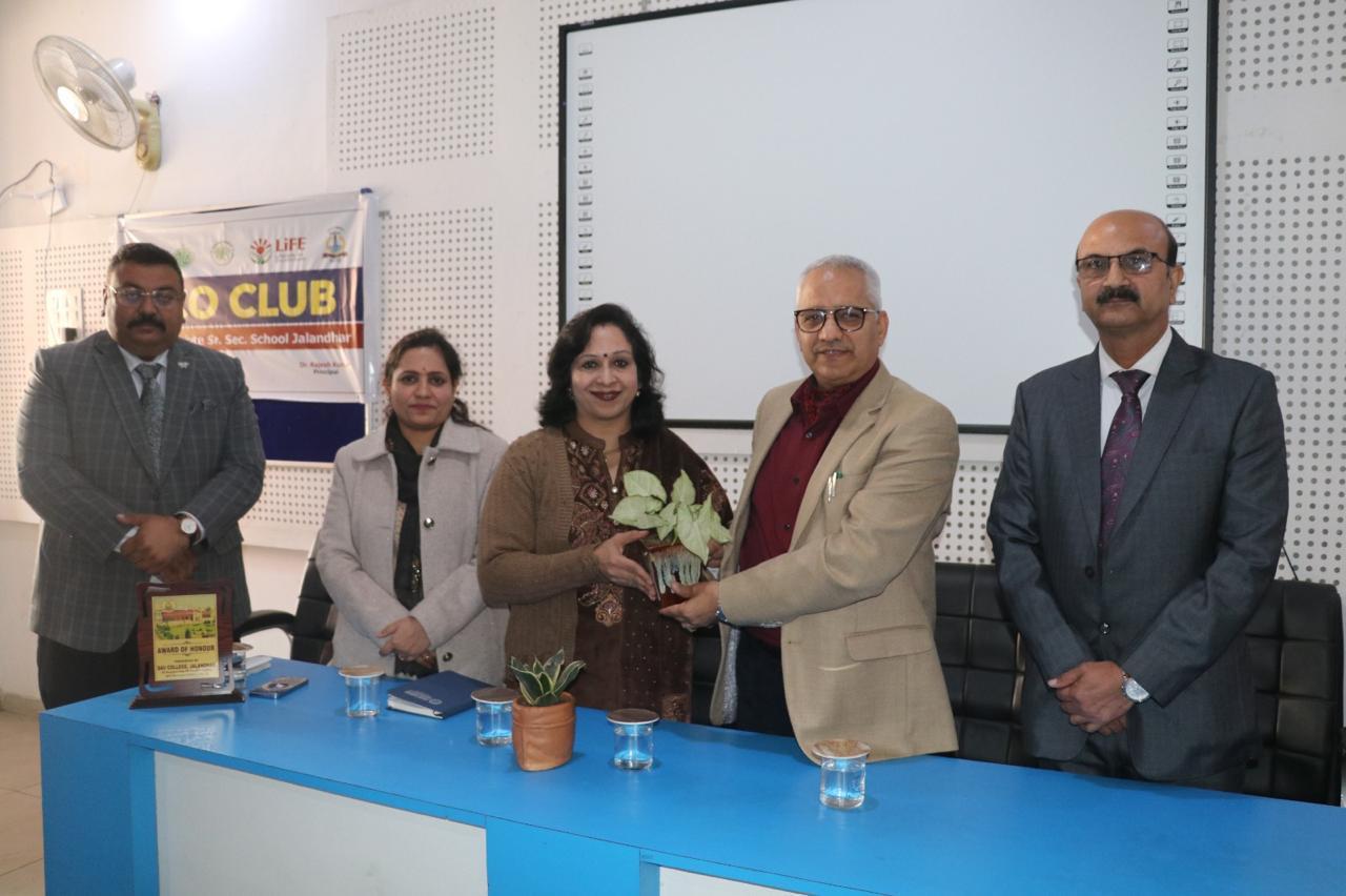 à¤¡à¥€à¤à¤µà¥€ à¤•à¥‰à¤²à¥‡à¤œà¤¿à¤à¤Ÿ à¤¸à¥€à¤¨à¤¿à¤¯à¤° à¤¸à¥‡à¤•à¥‡à¤‚à¤¡à¤°à¥€ à¤¸à¥à¤•à¥‚à¤² à¤œà¤¾à¤²à¤¨à¥à¤§à¤° à¤¨à¥‡ à¤‡à¤•à¥‹ à¤†à¤°à¥à¤Ÿ à¤µà¤¿à¤¦ à¤µà¥‡à¤¸à¥à¤Ÿ à¤•à¤¾à¤°à¥à¤¯à¤•à¥à¤°à¤® à¤•à¤¾ à¤†à¤¯à¥‹à¤œà¤¨ à¤•à¤¿à¤¯à¤¾