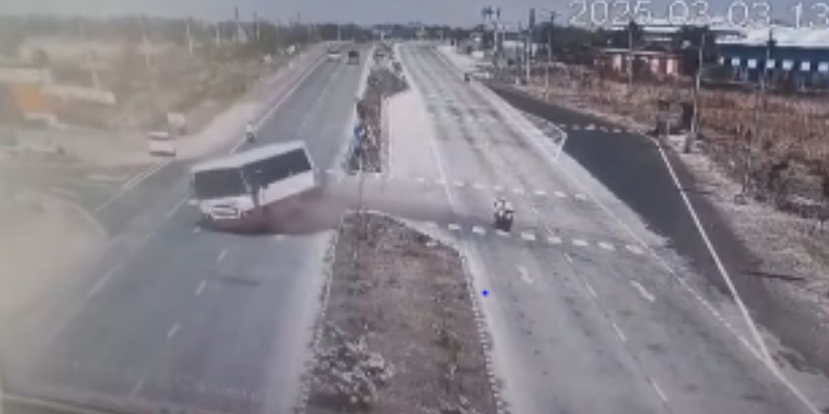 Maharashtra Highway Horror: 42 Injured as Bus Crashes Due to Reckless Bikers
