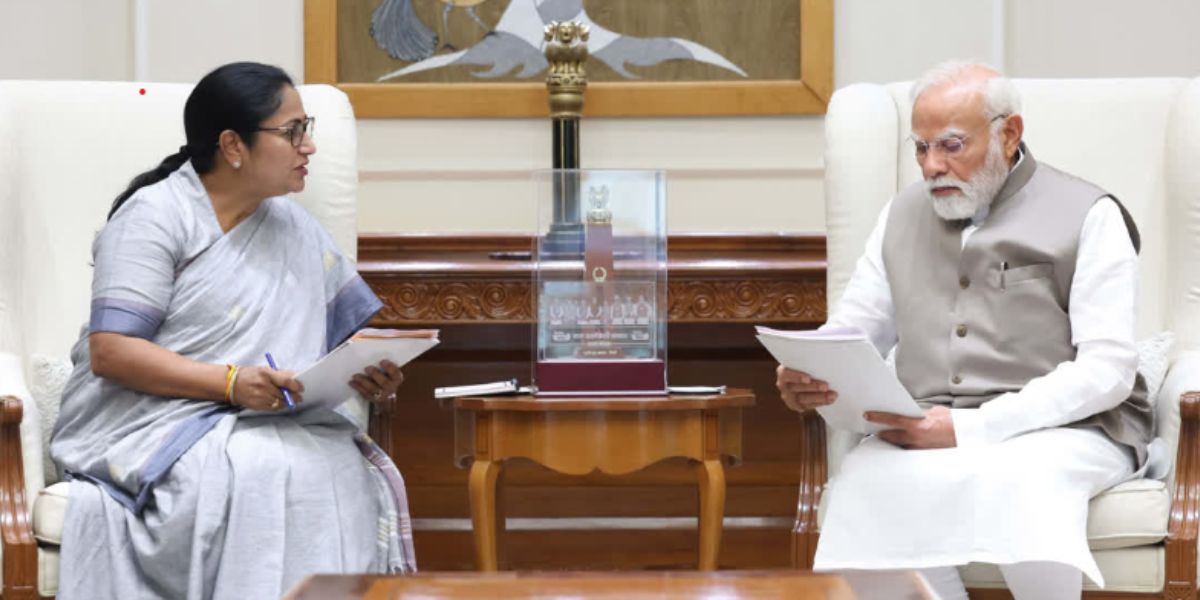 Delhi CM Rekha Gupta Meets PM Modi, Discusses Development and Central Schemes