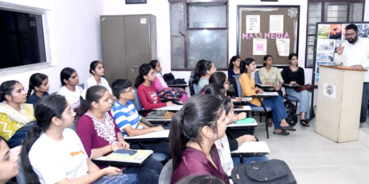 HMV Organizes Photography Exhibition and Workshop on World Photography Day