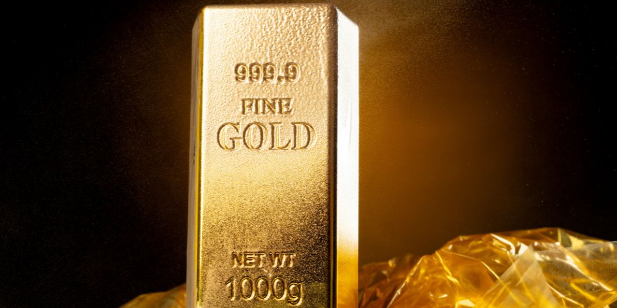 Gold and Silver Prices Ease Slightly After Strong Rally Amid US Policy Uncertainty