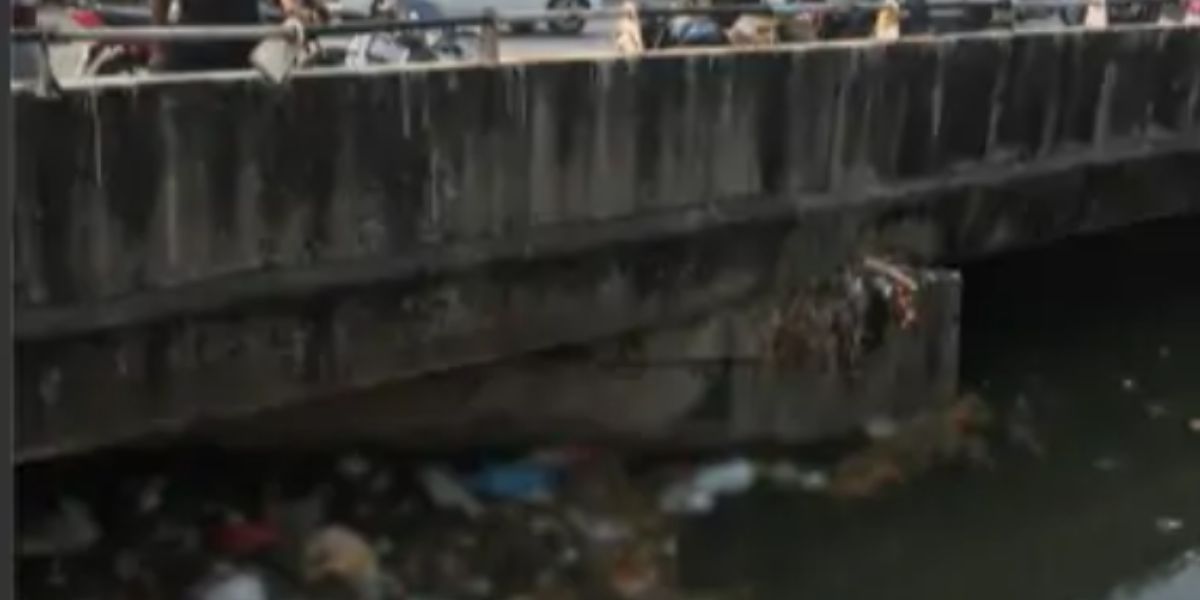 Garbage Piles at Chhath Puja Ghats in Jalandhar: Public Anger Over Poor Sanitation Raises Questions on Municipal Claims