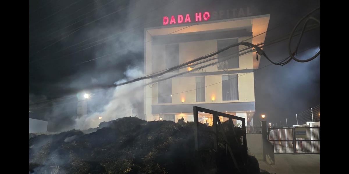à¤œà¤¾à¤²à¤‚à¤§à¤° à¤®à¥‡à¤‚ à¤¬à¤¡à¤¼à¥€ à¤²à¤¾à¤ªà¤°à¤µà¤¾à¤¹à¥€! à¤¦à¤¾à¤¦à¤¾ à¤…à¤¸à¥à¤ªà¤¤à¤¾à¤² à¤•à¥‡ à¤—à¥‡à¤Ÿ à¤ªà¤° 'à¤ªà¤°à¤¾à¤²à¥€' à¤®à¥‡à¤‚ à¤²à¤—à¥€ à¤­à¥€à¤·à¤£ à¤†à¤—, à¤¬à¤‚à¤¦ à¤¹à¥à¤† à¤°à¤¾à¤¸à¥à¤¤à¤¾; à¤¦à¤® à¤˜à¥à¤Ÿà¤¨à¥‡ à¤•à¥‹ à¤®à¤œà¤¬à¥‚à¤° à¤¹à¥à¤ à¤®à¤°à¥€à¤œ! ðŸ˜±ðŸ”¥