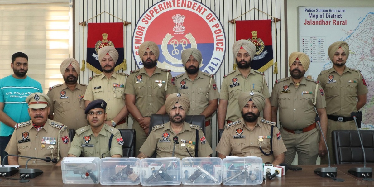 à¤œà¤¾à¤²à¤‚à¤§à¤° à¤—à¥à¤°à¤¾à¤®à¥€à¤£ à¤ªà¥à¤²à¤¿à¤¸ à¤¦à¥à¤µà¤¾à¤°à¤¾ à¤…à¤µà¥ˆà¤§ à¤¹à¤¥à¤¿à¤¯à¤¾à¤° à¤¤à¤¸à¥à¤•à¤°à¥€ à¤—à¤¿à¤°à¥‹à¤¹ à¤•à¤¾ à¤ªà¤°à¥à¤¦à¤¾à¤«à¤¾à¤¶; 5 à¤ªà¤¿à¤¸à¥à¤¤à¥Œà¤² à¤”à¤° 4 à¤œà¤¿à¤‚à¤¦à¤¾ à¤•à¤¾à¤°à¤¤à¥‚à¤¸ à¤¬à¤°à¤¾à¤®à¤¦